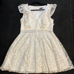 Bloomingdale’s Aqua: white lace dress, size Large